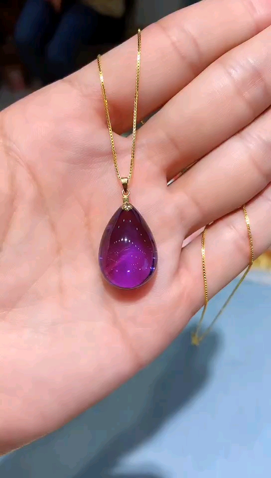 天然紫水晶吊坠,18k金镶嵌,上身高贵