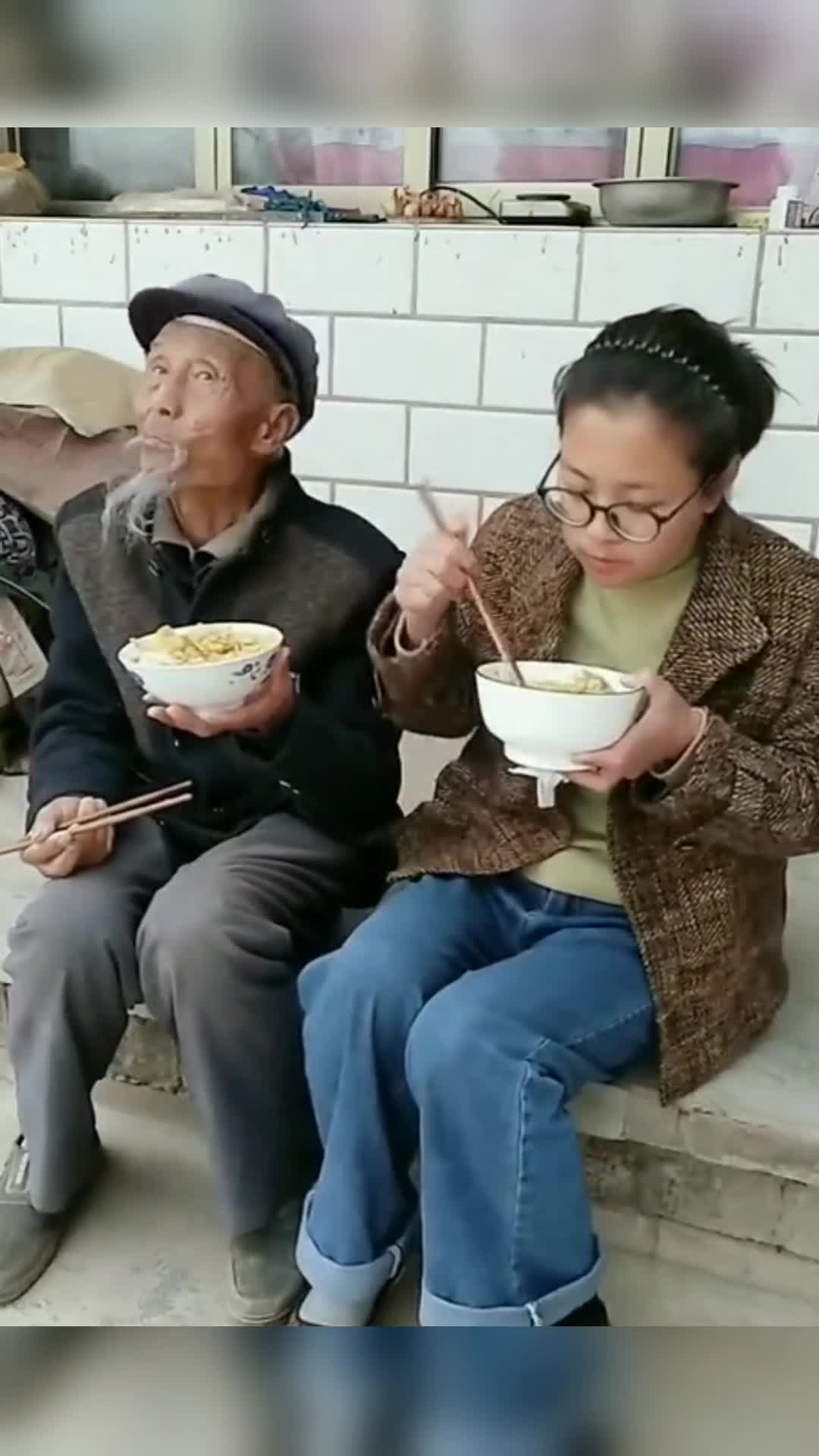 孙女太馋了,骗爷爷的鸡腿吃,爷爷直接懵了!