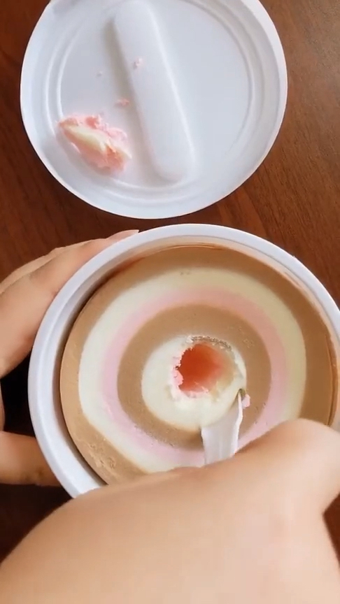 六个圈冰淇淋的00后新吃法,一定要用特制勺子一圈一圈的挖才好吃