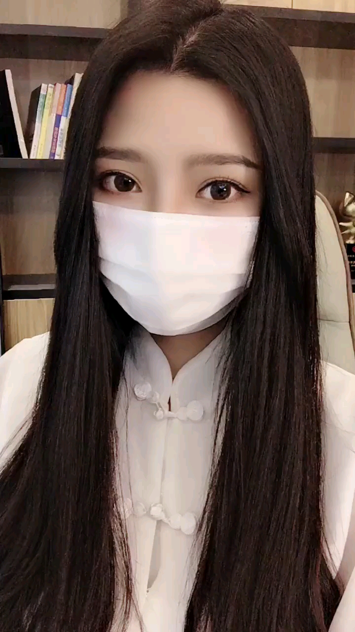 摘了口罩也是个美女