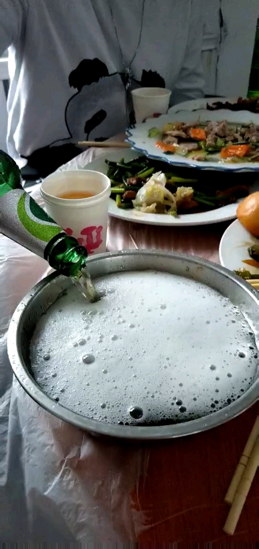 看我们的女汉子用小盆喝酒.