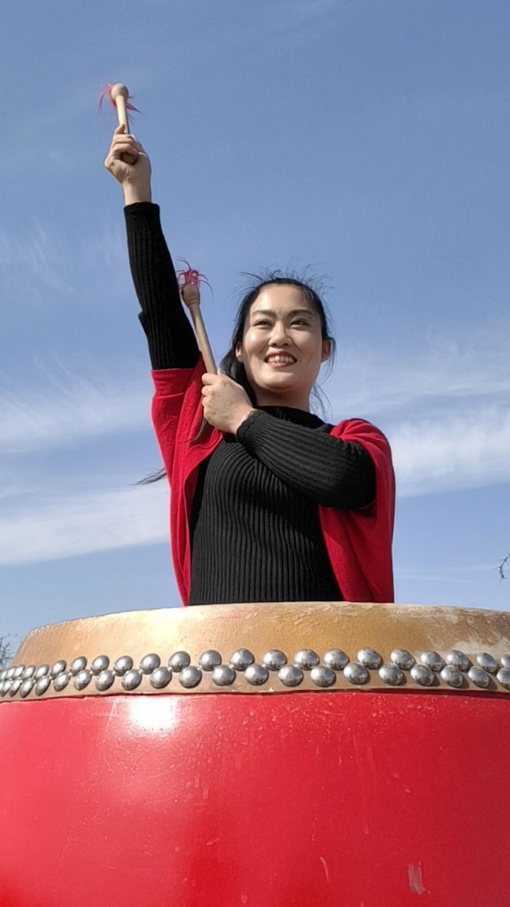 美女威风锣鼓教练王雪梅外景拍摄