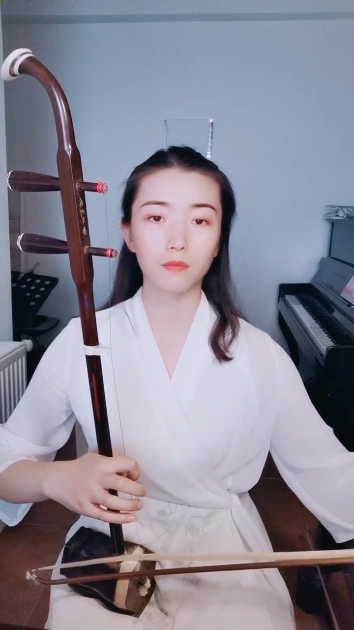 迷惑行为大赏#美女二胡清拉《二泉映月》,细腻深刻,潇洒磅礴,刚柔相