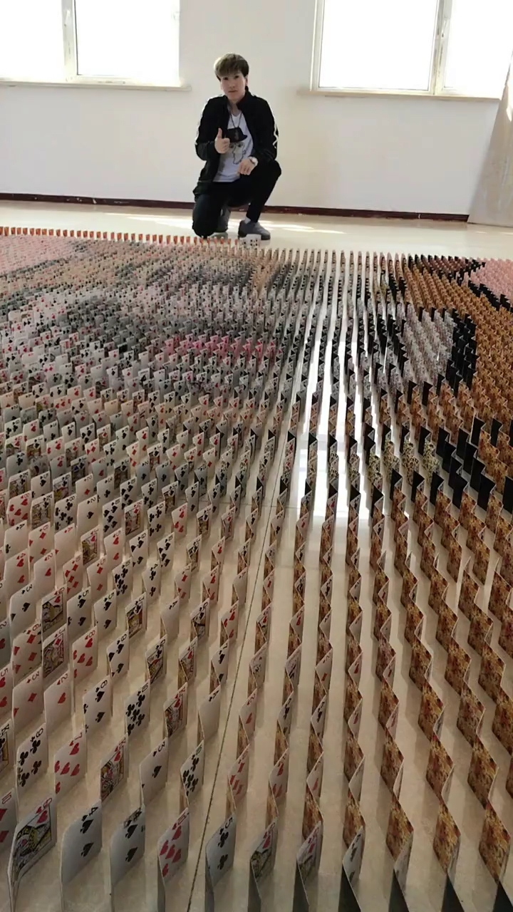 牛人用7000张扑克牌摆出熊大,太帅了!