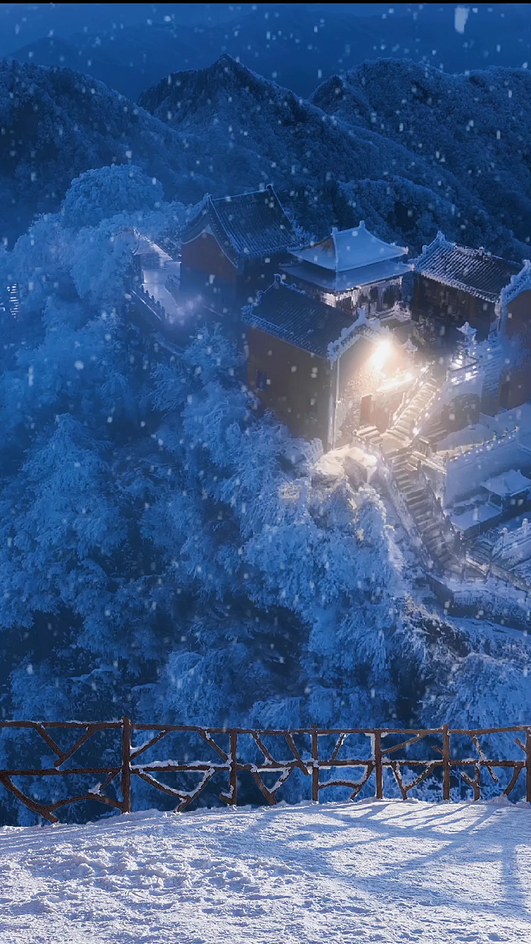 气候异常,部分地区罕见下雪,这是雪景武当山,天下第一仙山,武当山