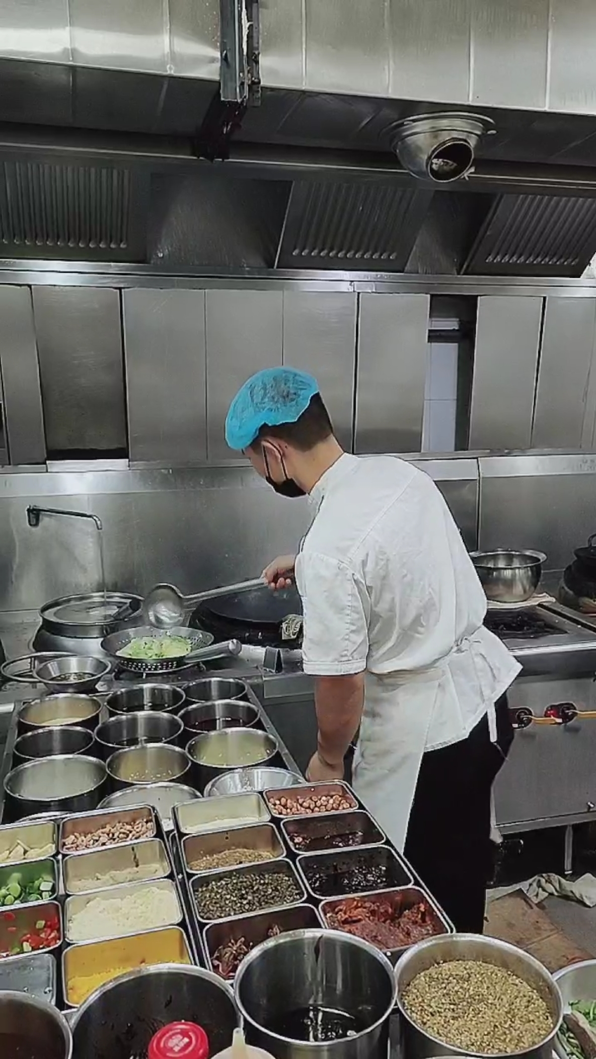 #记录我们的后厨生活#饭店后厨拍下的最真实一幕.