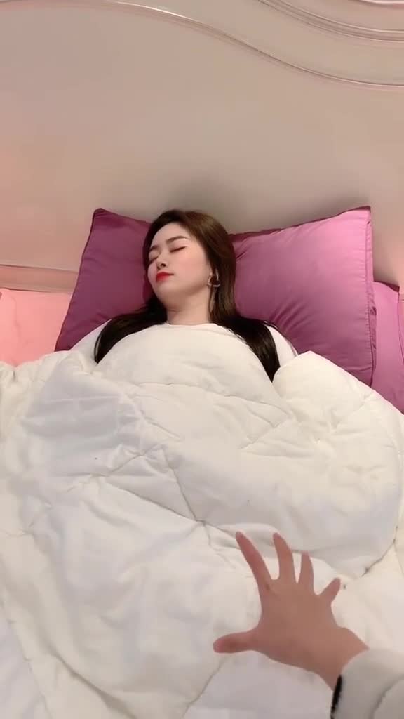 掀开被子才发现,女神是这么睡觉的