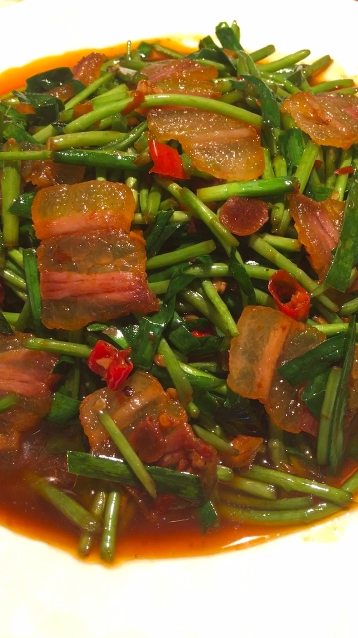 江西特色菜,黎蒿炒腊肉!接上个视频
