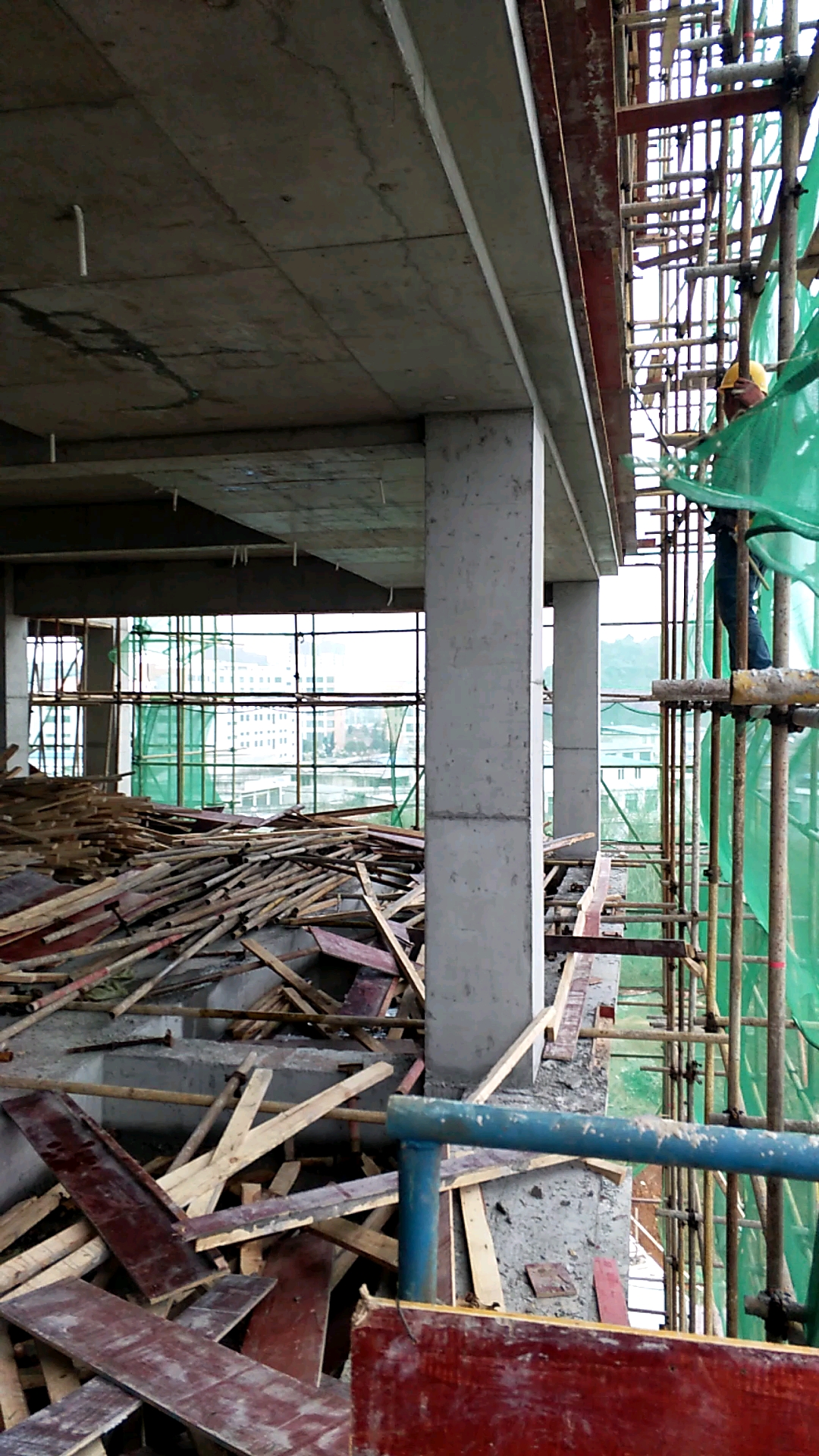 #农民工#工地木工师傅在拆线条模板了,这种二层线条模板就是这样拆的