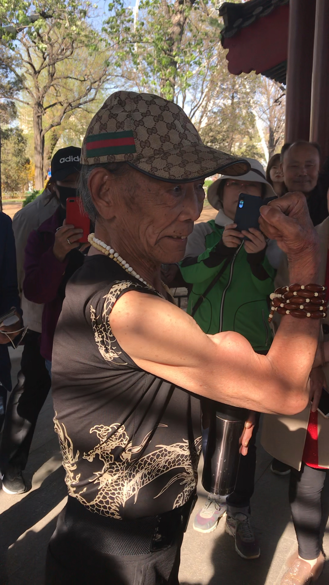 80岁网红张大爷,身板儿太棒了