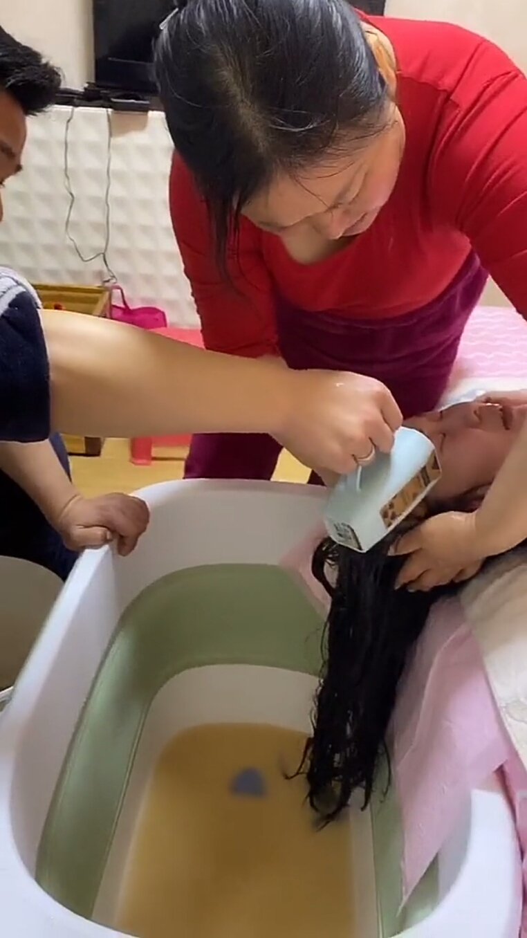婆婆给月子里的儿媳洗头