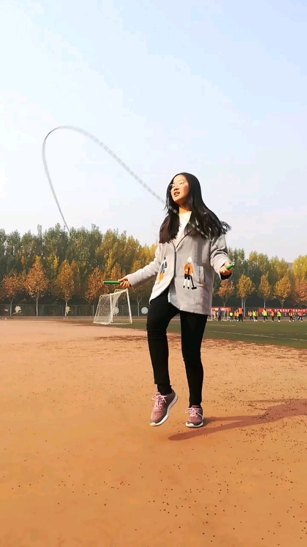 花样跳绳之提膝侧点地