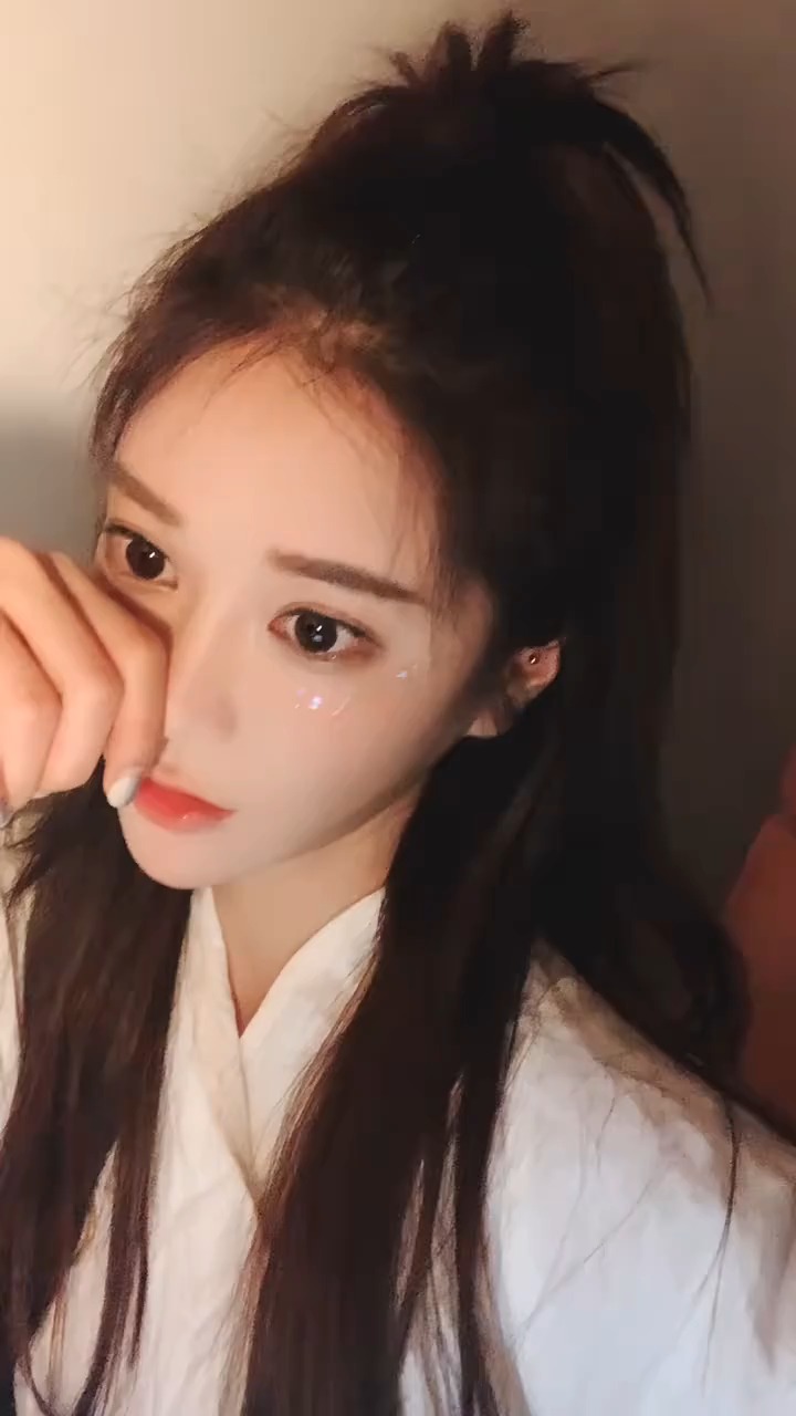 瓜子脸的小姐姐,样子看着特别可爱,宛如个小仙女