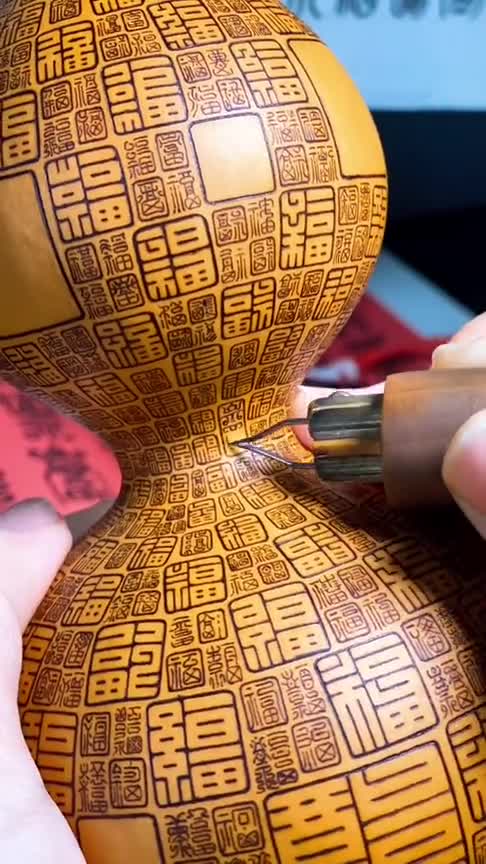 葫芦雕刻上千福字,这双手真巧!