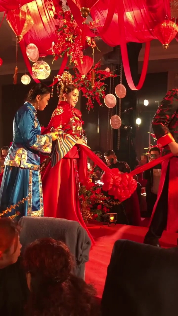 最传统的中式婚礼.新郎有些不耐烦,新娘.慢慢的踱着婚礼步伐,好有趣