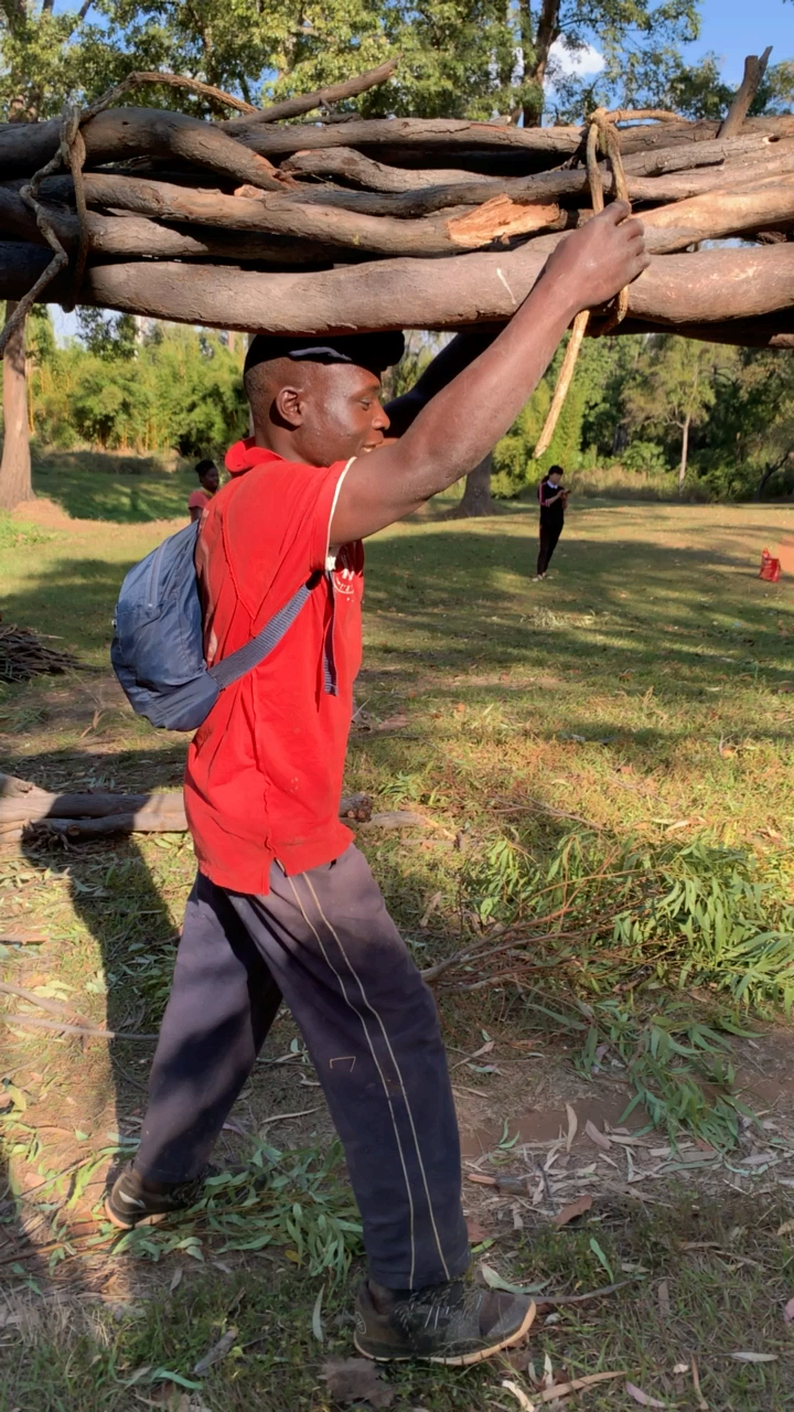 头顶千斤重的非洲男人