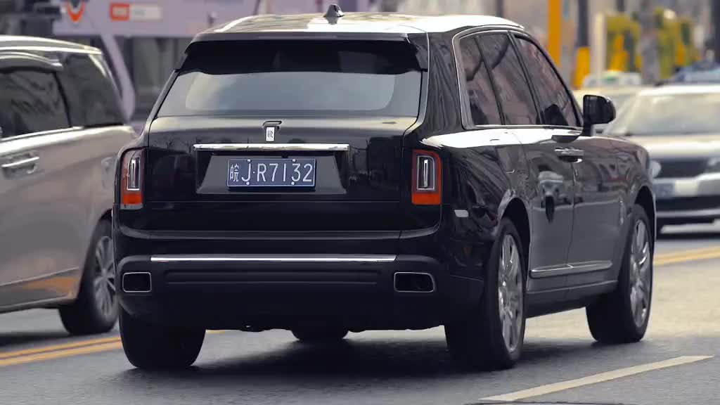 请问怎样坐着最舒服挺急的#劳斯莱斯库里南#豪车街拍#上海#外滩@全民