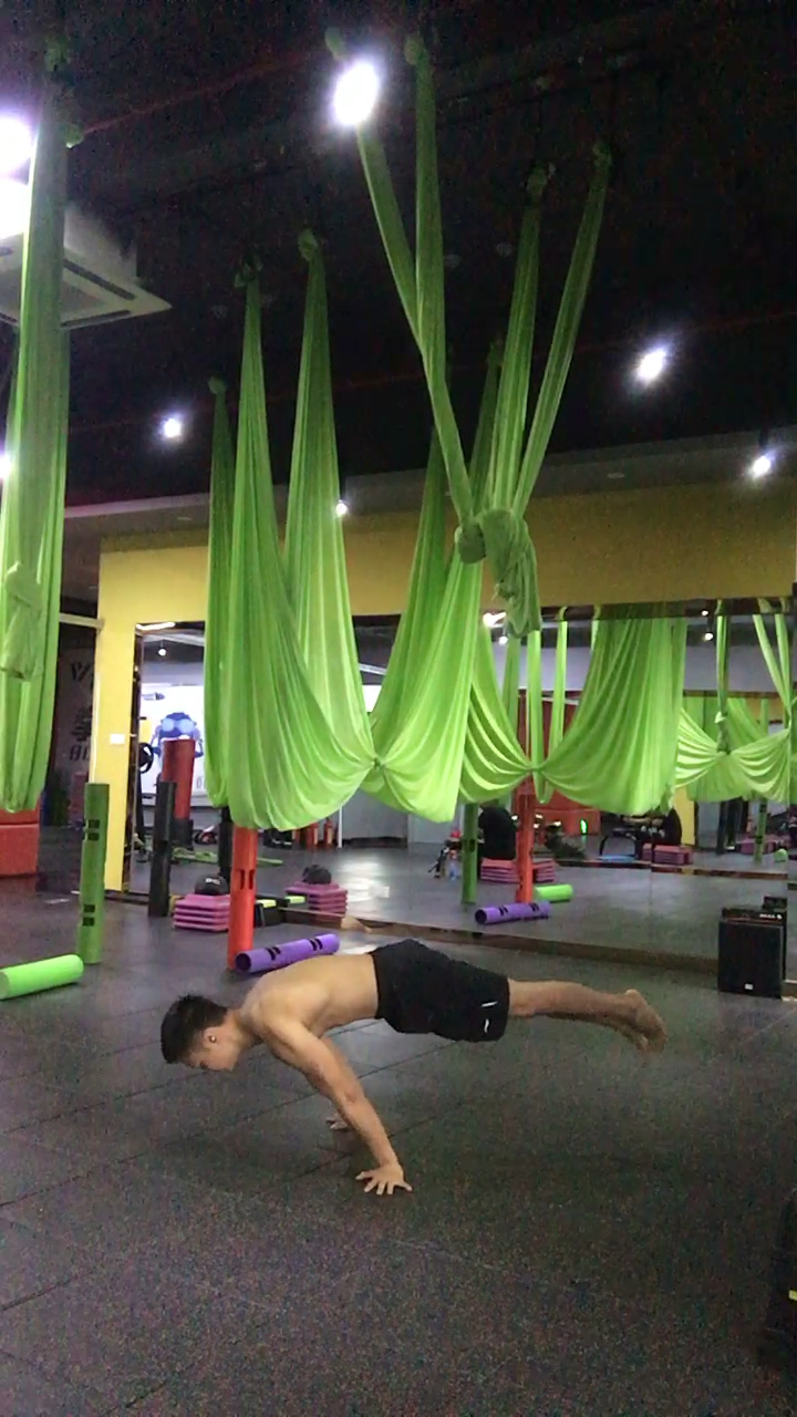 俄挺俯卧撑最能体现臂力,耐力