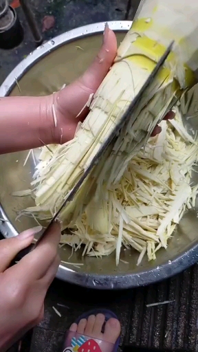 竹笋先竖着剁几刀在横过来来切,笋丝跟跟如细丝,不信你试试.