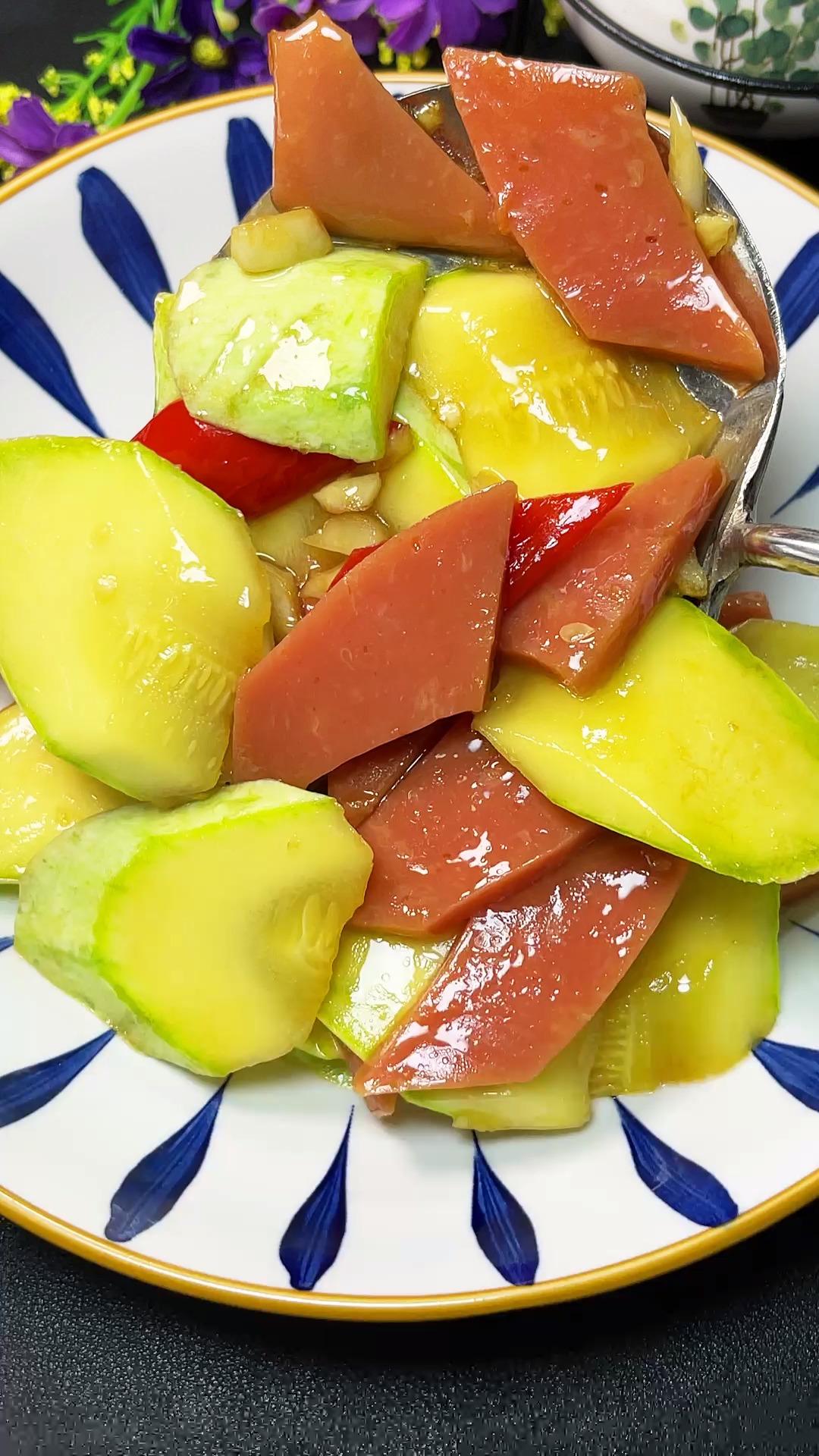 今天大厨教你做西葫芦炒火腿肠! 这样做超级好吃!