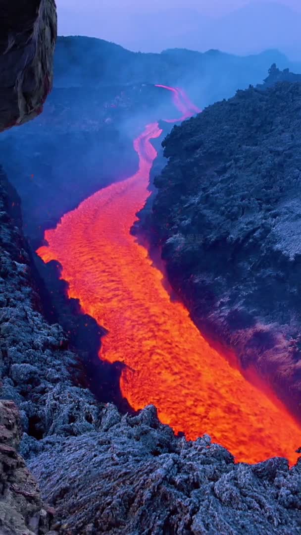 这应该是你第一次见到如此壮观的岩浆河流动,世间罕见的自然奇观