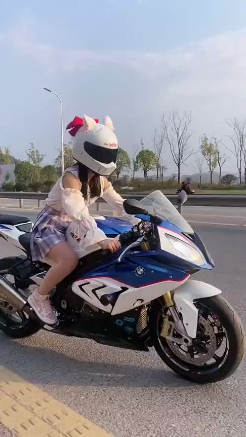 现在的女骑士真大胆,穿着短裙骑车,不怕半路遇到劫道的