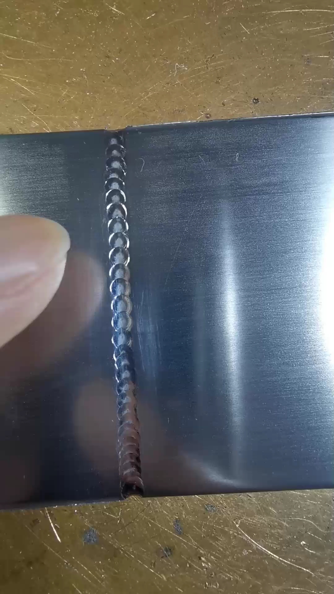 点焊vs连续点焊,焊点均匀呈银白色鱼鳞状