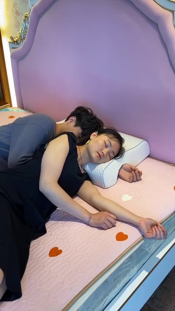 正在直播,夫妻枕头中