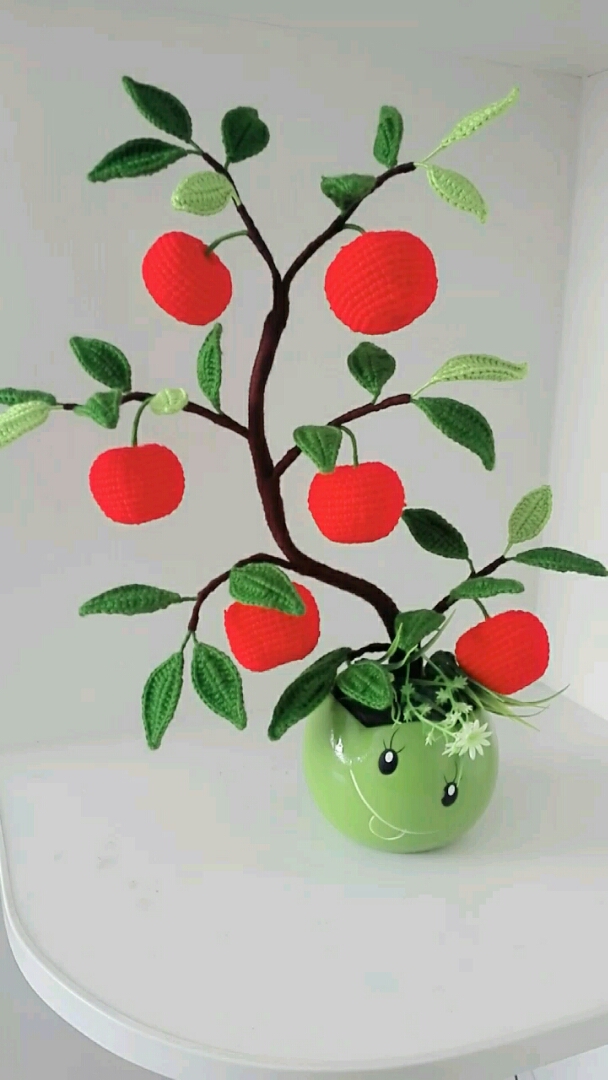 纯手工毛线钩织而成的苹果树盆景,喜欢的给个支持吧-度小视