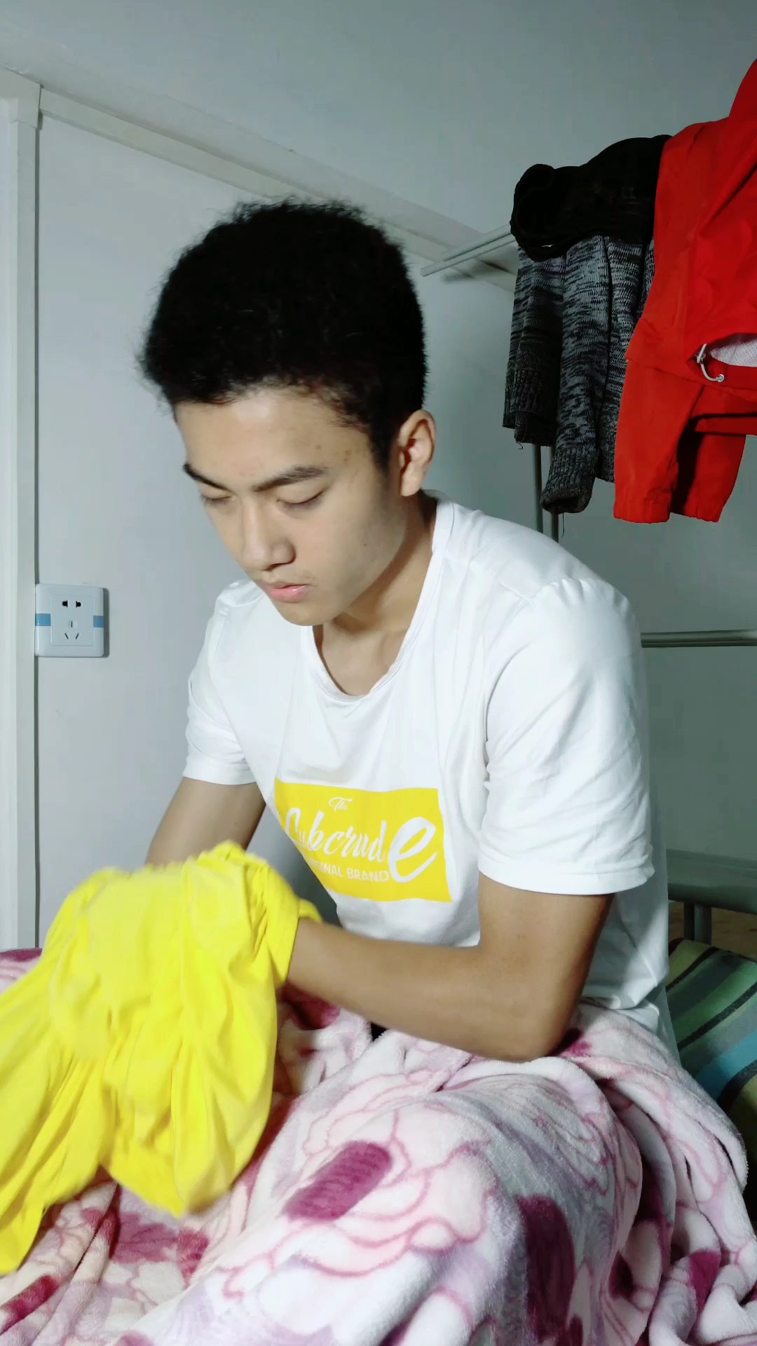 起床穿衣服的样子,太真实了