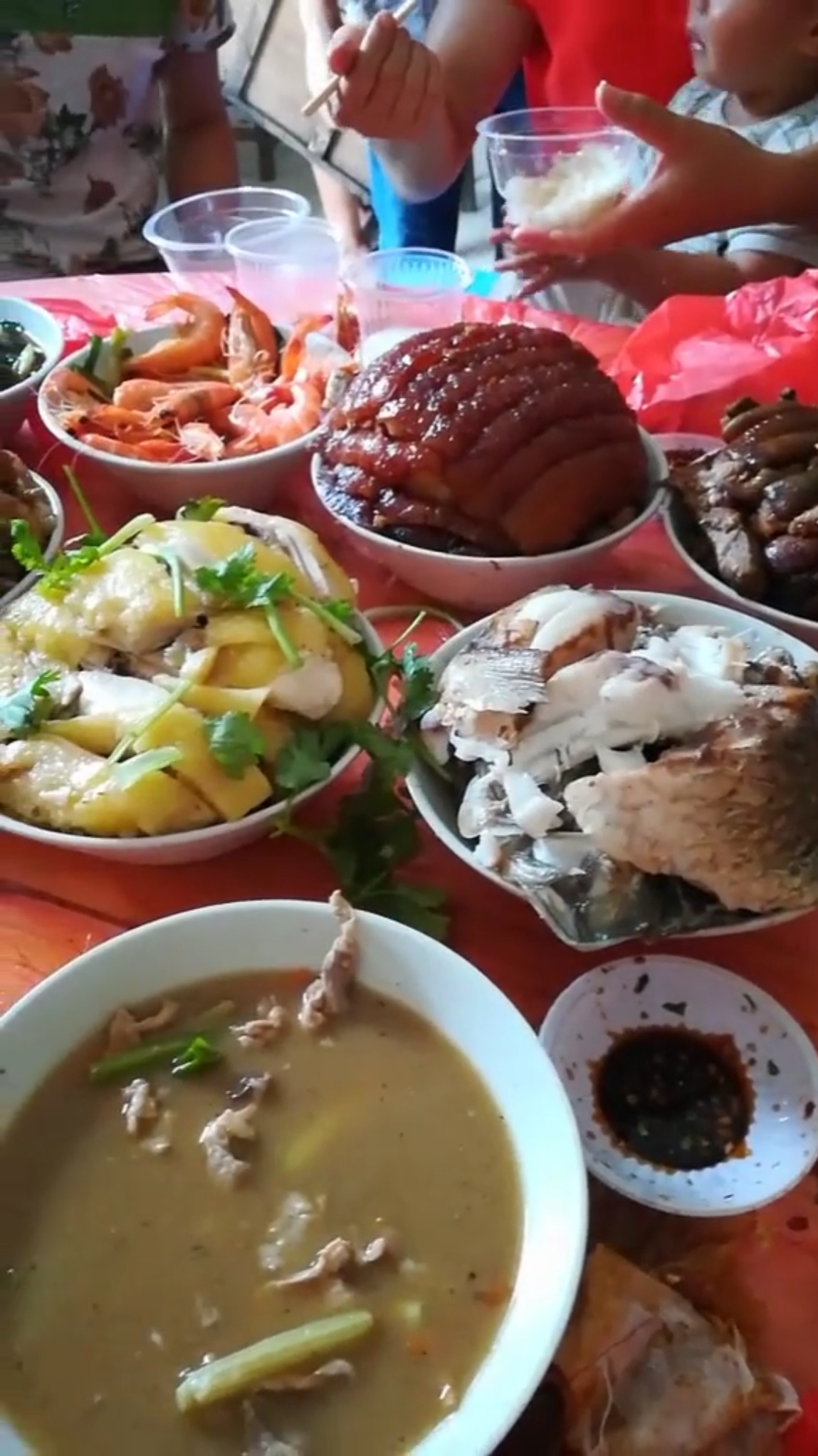 太热了,吃喜酒都打包回家吃了