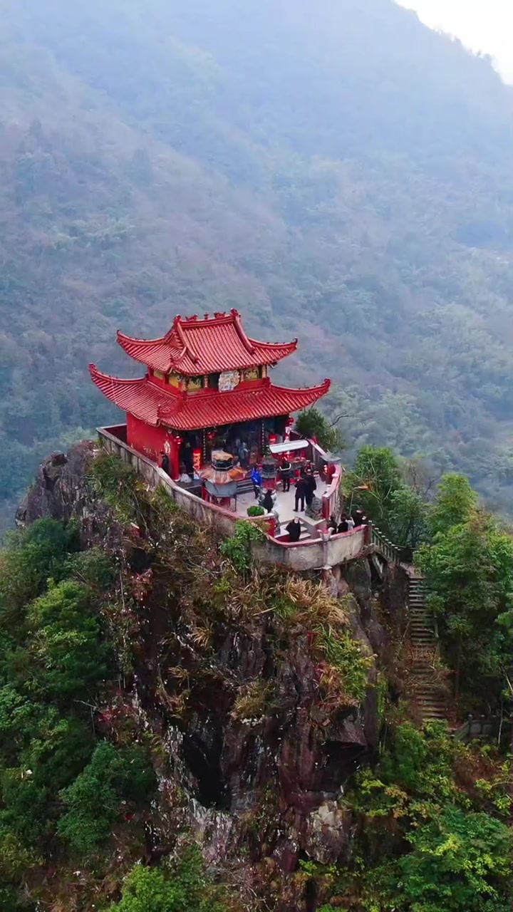 浙江平阳高山之巅发现一座悬崖庙宇.