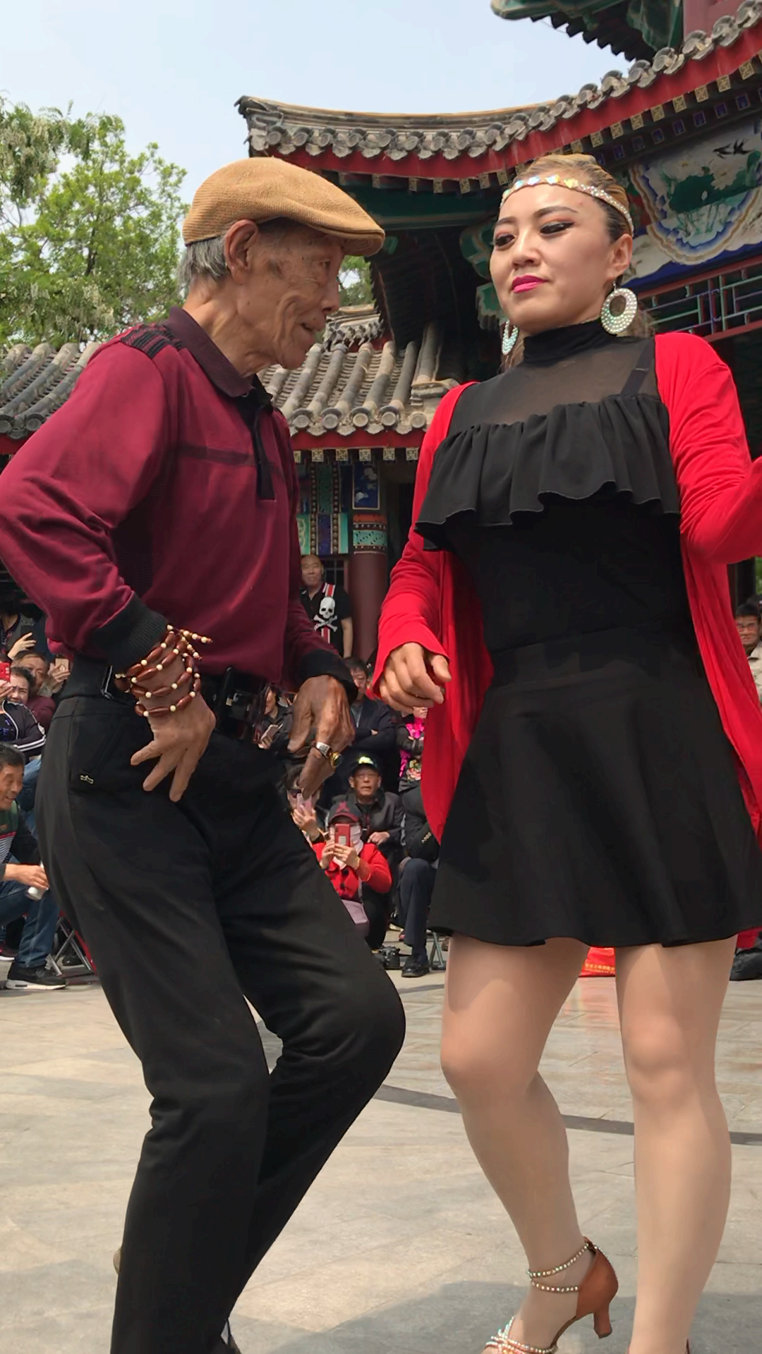 舞动一夏#80岁网红张大爷和秀时尚美女共舞