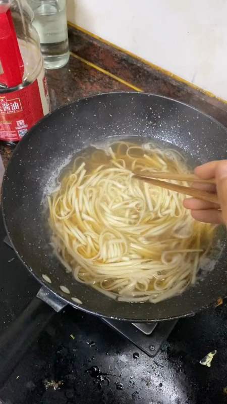 搞笑段子剧#面条不知道煮多久是熟了?