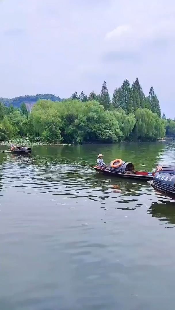 绍兴柯岩风景区坐乌篷船是一个很浪漫的体验