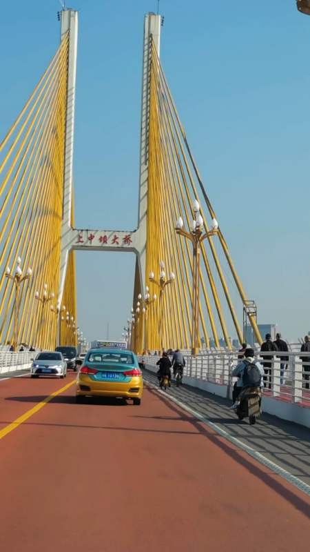 南充第一条彩色大道,上中坝大桥改造后通车,走三桥就是走红地毯.
