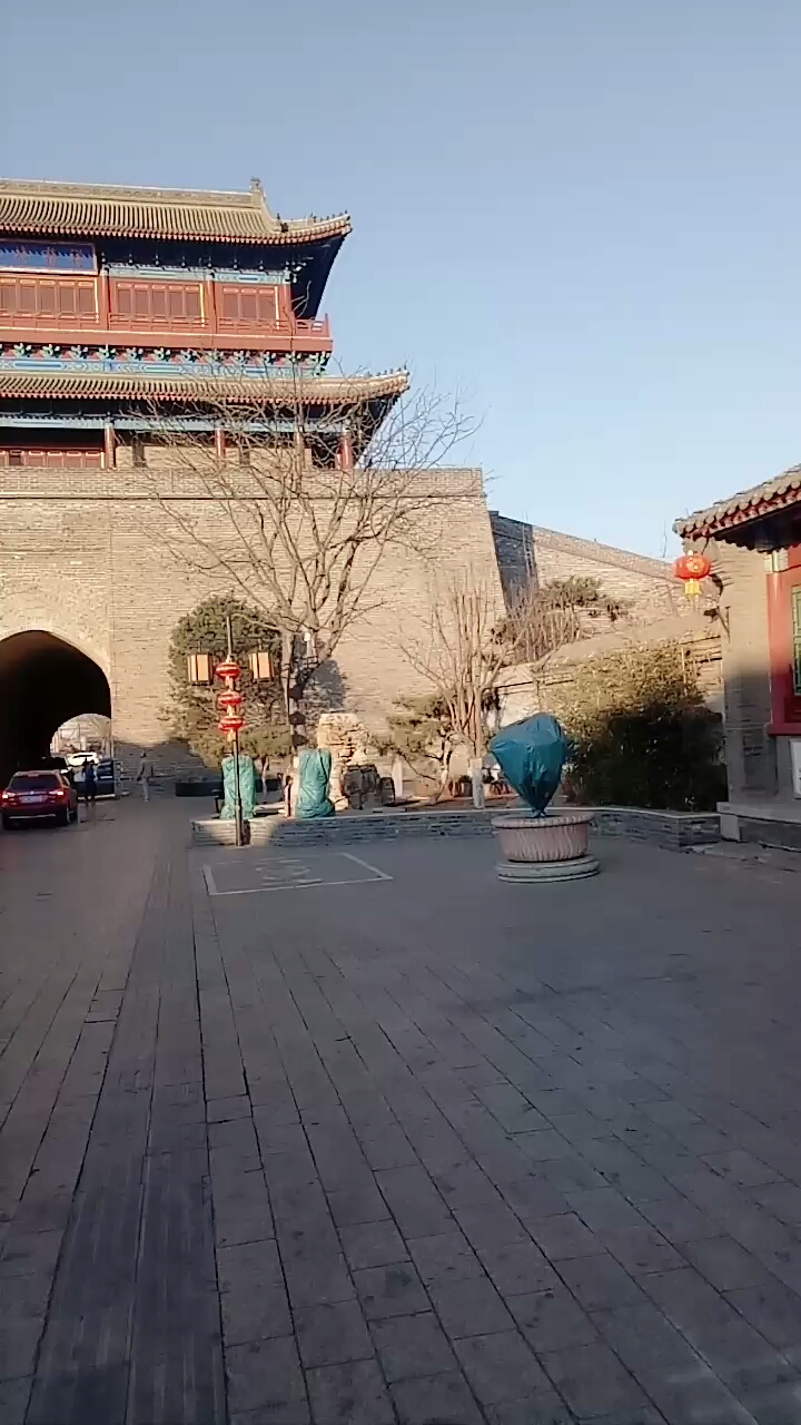 晨光中的山海关古城西门.