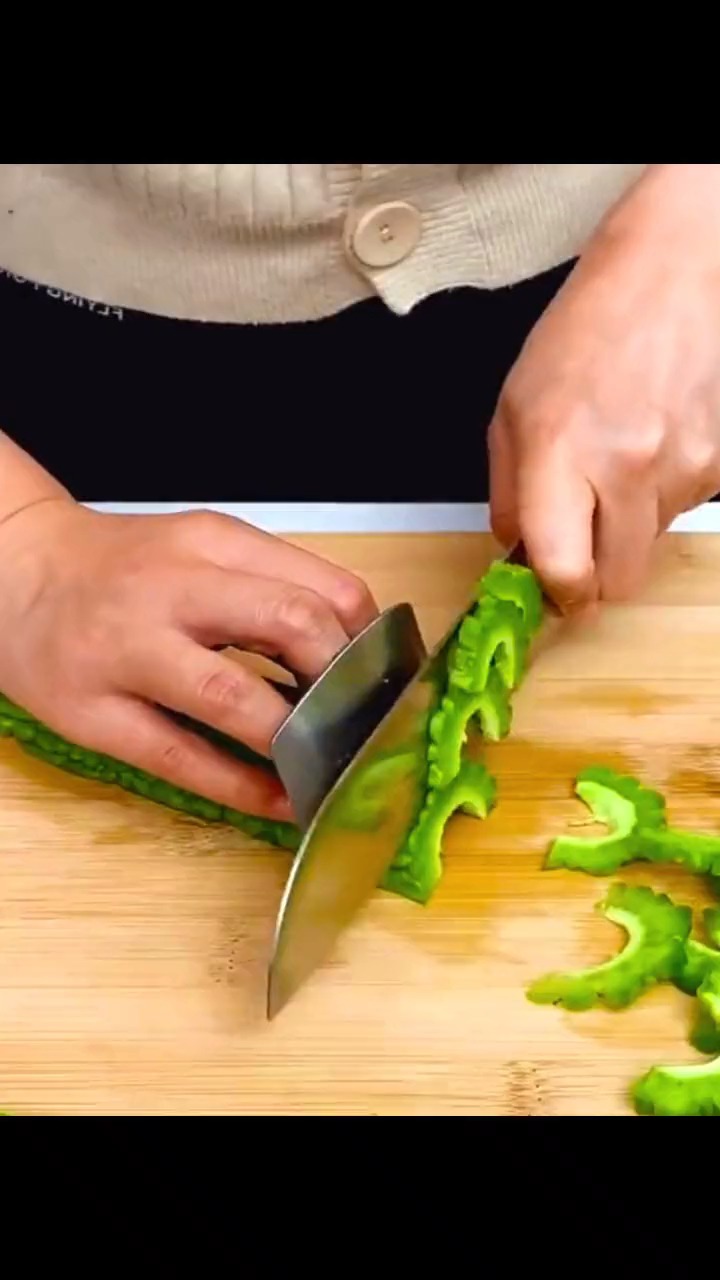 好物推荐#刀功不好切菜总怕切到手指?快来试试这个护指器吧