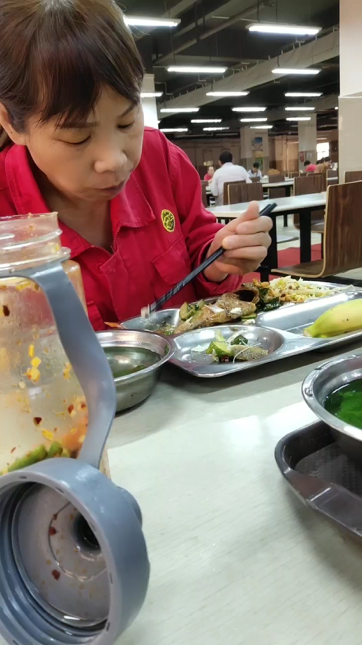 左手拿筷子吃饭