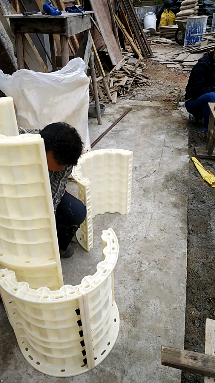 农村自建房#农村做罗马柱,模具刚到现在装了