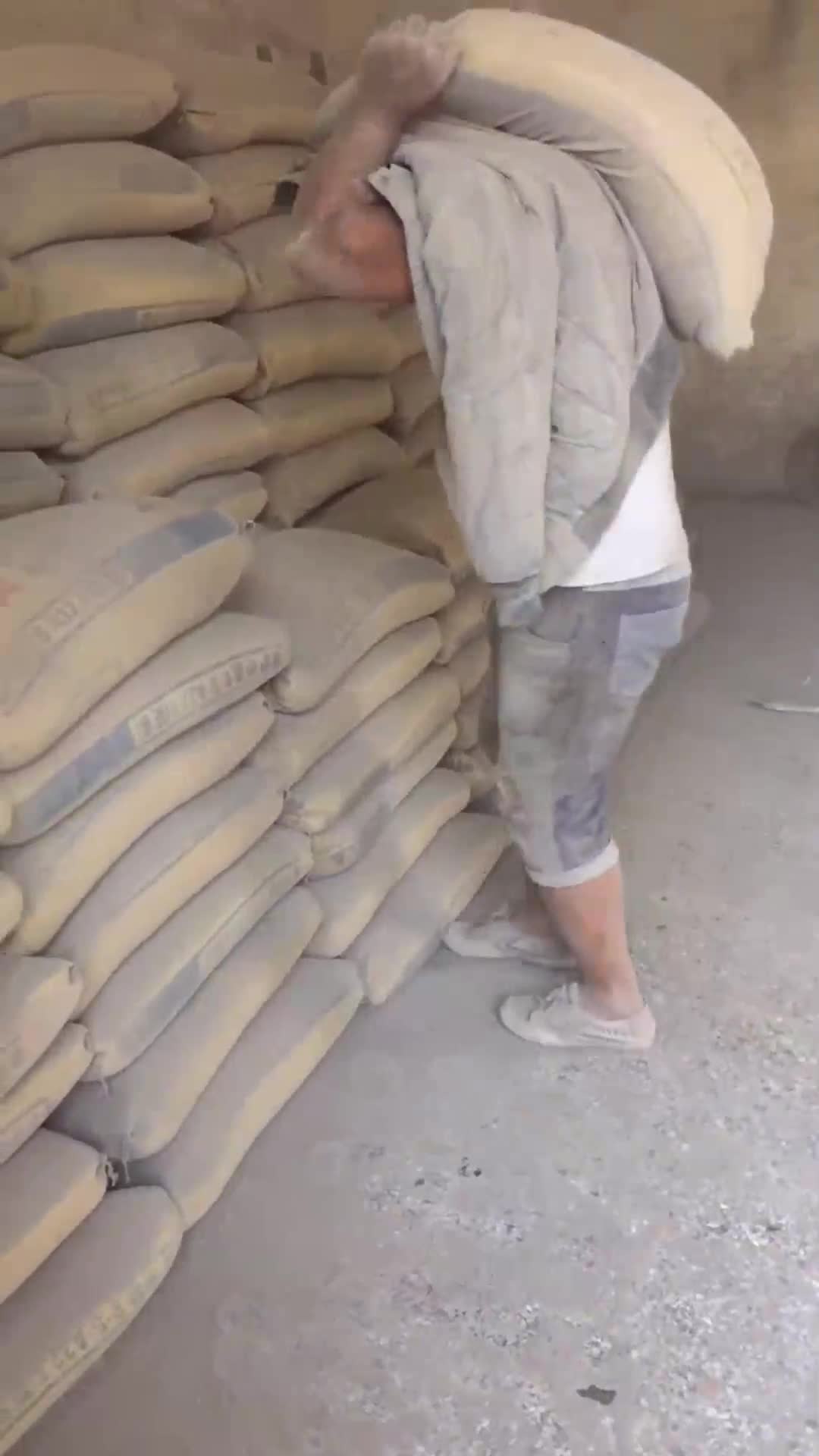 今天只看到了水泥妹的老公一个人在扛水泥呢,水泥妹休息了吗