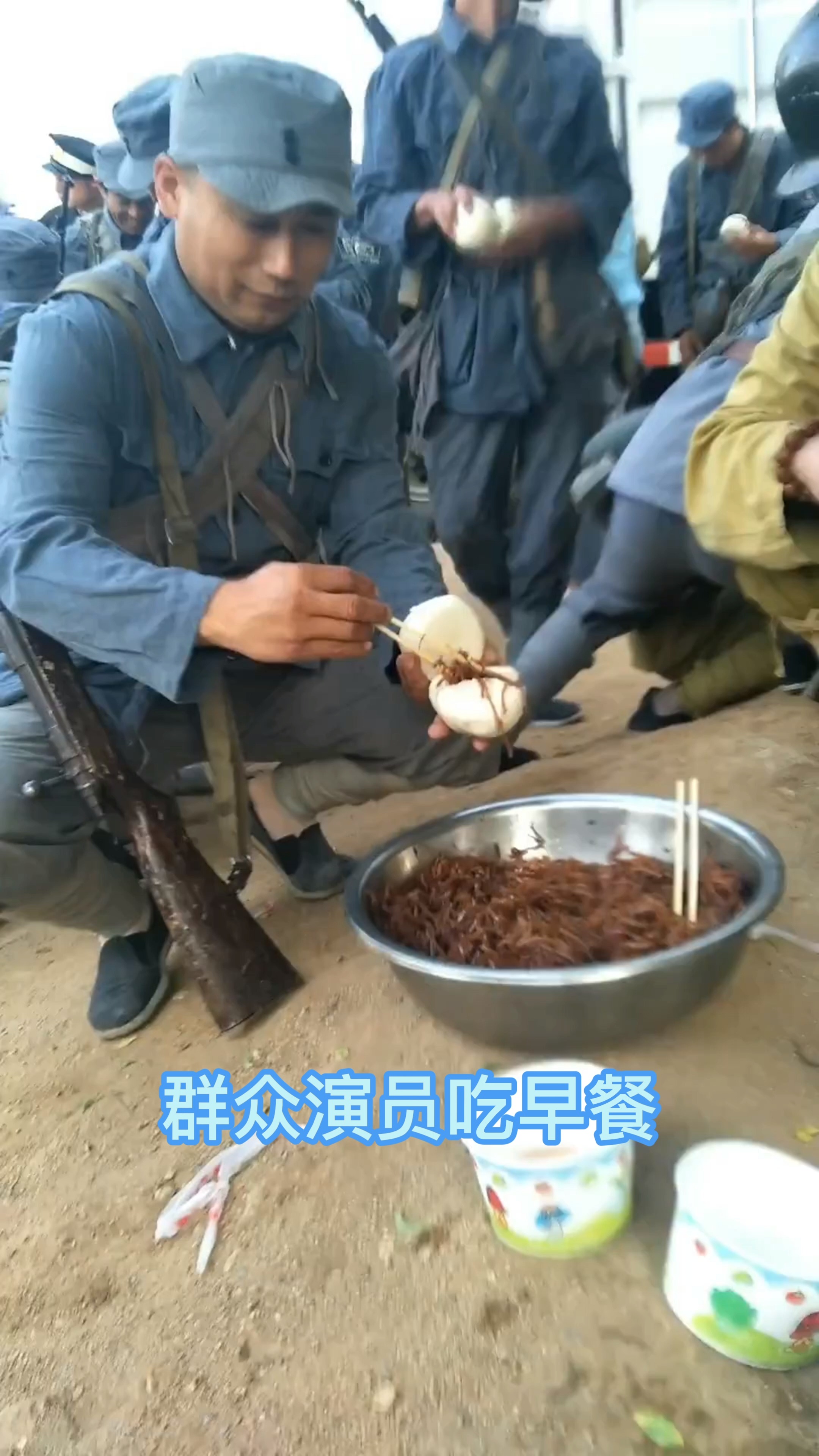 开饭了!群众演员吃早餐,今天拍抗战剧