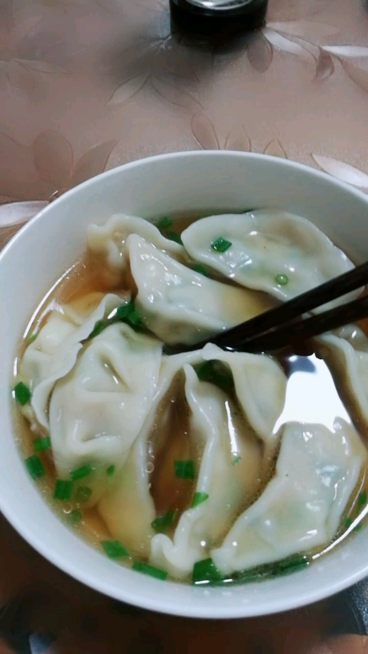 自己煮饺子吃!