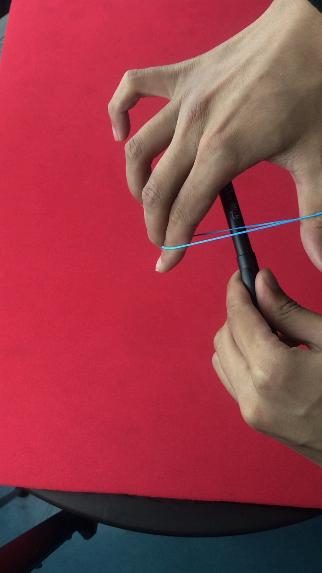 龙哥纯手法魔术#橡皮筋穿越笔教你变魔术