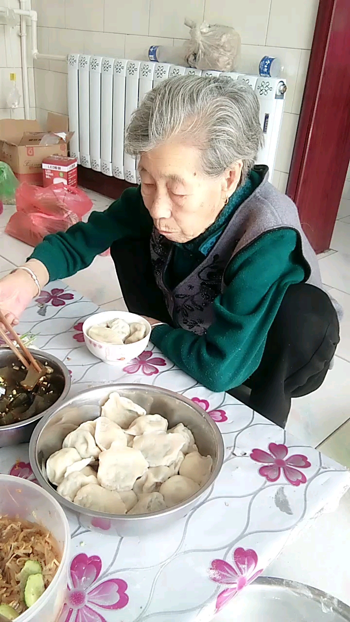 古装老太太吃饺子图片图片
