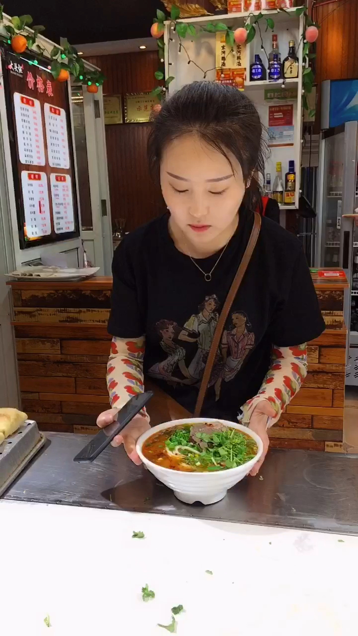 美女开着跑车来吃面