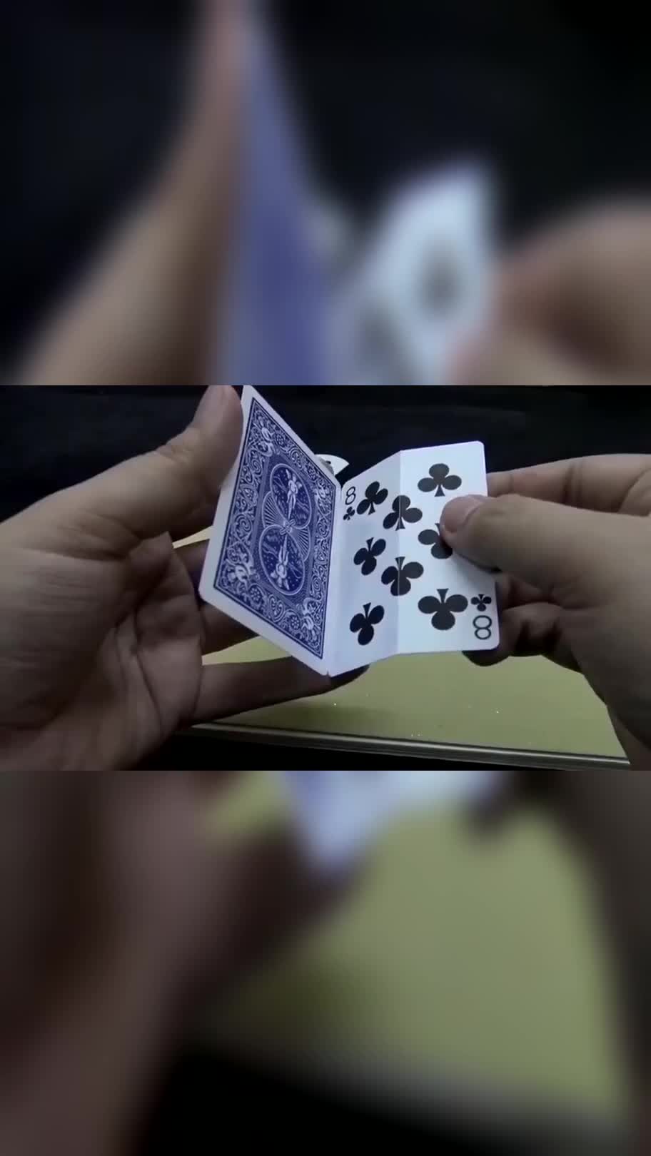 眼前的扑克牌魔术太神奇了,一起来看下是怎么做到的!