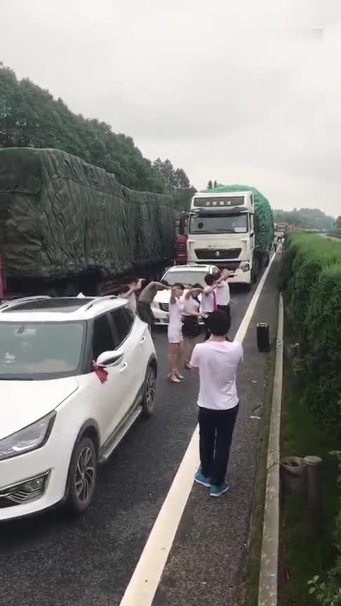 高速堵车不如跳舞,妹子堵车时展现舞姿,周围车主们都来劲了
