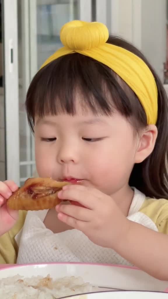 家有萌娃#吃个东西怎么就能这么可爱呢