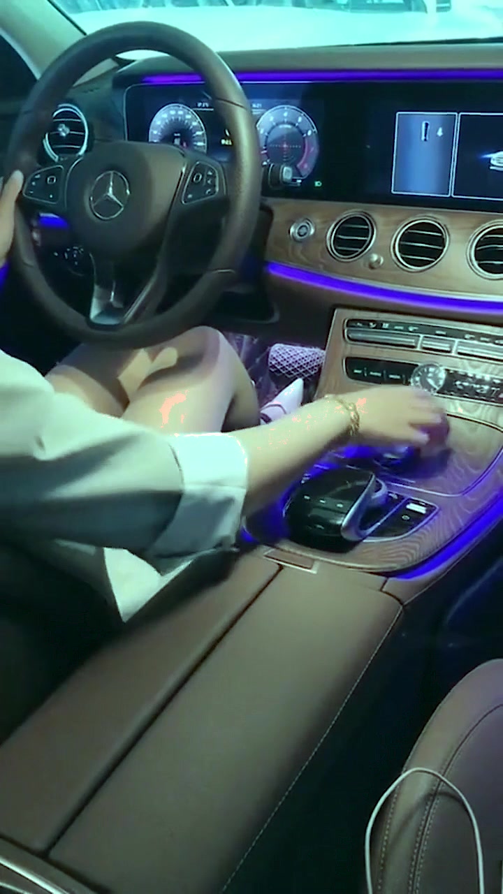 闺蜜第一次开豪车,挡位自己都找不到,在自己怀里找半天